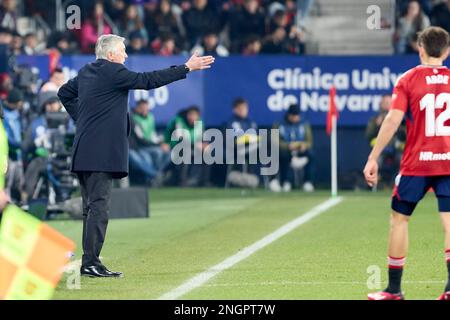 Pamplona, Spagna. 18th Feb, 2023. Carlo Ancelotti (allenatore; Real Madrid) durante il calcio spagnolo della Liga Santander, incontro tra CA Osasuna e Real Madrid CF allo stadio Sadar. (Punteggio finale; CA Osasuna 0-2 Real Madrid CF). Credit: SOPA Images Limited/Alamy Live News Foto Stock