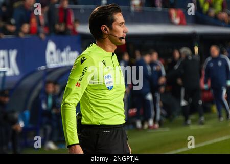 Pamplona, Spagna. 18th Feb, 2023. Sport. Calcio/Calcio. Jose Luis Munuera Montero (arbitro della partita) durante la partita di calcio di la Liga Santander tra CA Osasuna e Real Madrid CF giocato allo stadio El Sadar di Pamplona (Spagna) il 18 febbraio 2023. Credit: Iñigo Alzugaray/Alamy Live News Foto Stock