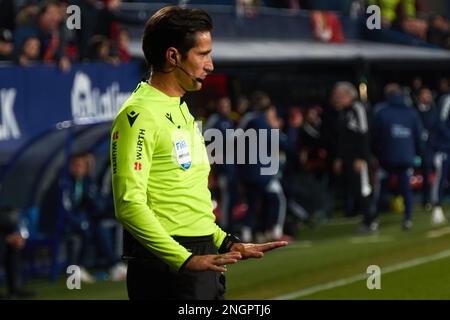 Pamplona, Spagna. 18th Feb, 2023. Sport. Calcio/Calcio. Jose Luis Munuera Montero (arbitro della partita) durante la partita di calcio di la Liga Santander tra CA Osasuna e Real Madrid CF giocato allo stadio El Sadar di Pamplona (Spagna) il 18 febbraio 2023. Credit: Iñigo Alzugaray/Alamy Live News Foto Stock