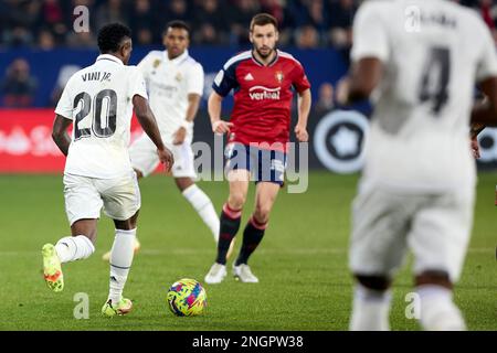 Pamplona, Spagna. 18th Feb, 2023. Vicius Paixao de Oliveira JR (avanti; Real Madrid) e Jon Moncayola (centrocampista; CA Osasuna) durante il calcio spagnolo della Liga Santander, partita tra CA Osasuna e Real Madrid CF allo stadio Sadar. (Punteggio finale; CA Osasuna 0-2 Real Madrid CF). (Foto di Fernando Pidal/SOPA Images/Sipa USA) Credit: Sipa USA/Alamy Live News Foto Stock