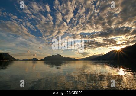 Nuvole drammatiche nel cielo su Howe Sound e Anvil Island al tramonto, prese dal punto panoramico di Porteau Cove lungo la Sea to Sky Highway (autostrada 99) in British Columbia Foto Stock