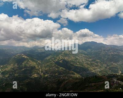 Piantagioni agricole e risaie a terrazze sui pendii in una zona montagnosa vista dall'alto. Filippine, Luzon. Foto Stock