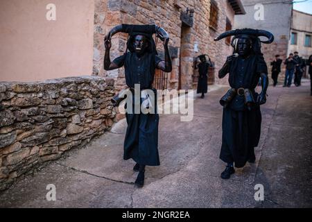 Luzon, Spagna. 18th Feb, 2023. Le persone vestite come 'Diavoli di Luzon' durante la celebrazione carnevale che corre per le strade della città di Luzon. La festa dei 'Diavoli di Luzon' è una celebrazione ancestrale. I diavoli sono coperti di olio e fuliggine, sulle loro teste indossano corna di toro, i loro denti sono fatti di patate, indossano un campanello attaccato alla loro cintura e spaventare gli abitanti. (Foto di Luis Soto/SOPA Images/Sipa USA) Credit: Sipa USA/Alamy Live News Foto Stock