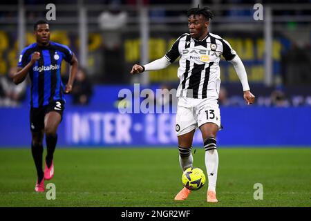 Milano, Italia. 18 febbraio 2023. Destino Udogie di Udinese Calcio in azione durante la Serie Una partita di calcio tra FC Internazionale e Udinese Calcio. Credit: Nicolò campo/Alamy Live News Foto Stock