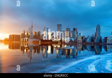 Tramonto nel centro cittadino di Toronto Foto Stock