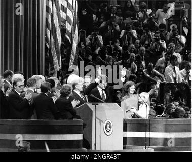 New York, NY - (FILE) -- Presidente degli Stati Uniti Jimmy carter, Stati Uniti Il senatore Edward M. 'Ted' Kennedy (democratico del Massachusetts), la prima signora Roslyn carter, E Amy carter, unisciti a una serie di funzionari del Partito democratico sul podio l'ultima notte della 1980 Convenzione Nazionale Democratica a New York, New York Giovedì, 14 agosto 1980 in uno spettacolo di unità dopo una battaglia livida per la nomina del partito per il presidente.Credit: Arnie Sachs/CNP Foto Stock