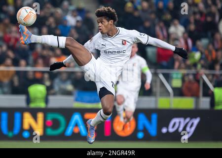 Varsavia, Polonia. 16th Feb, 2023. Scaldato Omari del FC Stade Rennais visto durante la partita di calcio a 2022/23 1st zampe della UEFA Europa League tra Shakhtar Donetsk e il FC Stade Rennais al Maresciallo Jozef Pilsudski Municipal Stadium di Legia Varsavia. Punteggio finale: Shakhtar Donetsk 2:1 FC Stade Rennes. (Foto di Mikolaj Barbanell/SOPA Images/Sipa USA) Credit: Sipa USA/Alamy Live News Foto Stock