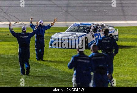 Daytona, Stati Uniti. 18th Feb, 2023. L'equipaggio di Austin Hill si precipita a salutarlo dopo aver vinto il manzo del 2023. È cosa c'è per la cena. 300 il sabato 18 febbraio 2023 a Daytona, Florida. Foto di Edwin Locke/UPI Credit: UPI/Alamy Live News Foto Stock