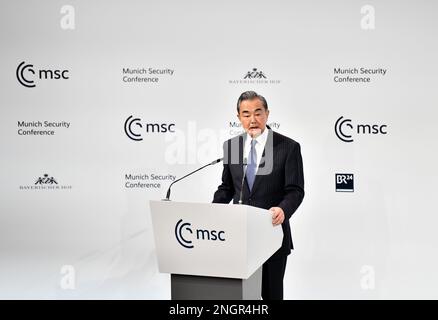 Monaco, Germania. 18th Feb, 2023. Wang Yi, membro del Comitato Centrale del Partito Comunista Cinese (CPC) e direttore dell'Ufficio della Commissione Affari Esteri del Comitato Centrale del CPC, ha tenuto un discorso durante la Conferenza sulla sicurezza di Monaco, in Germania, il 18 febbraio 2023. Credit: Jin Mamengni/Xinhua/Alamy Live News Foto Stock