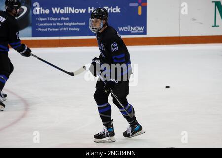 18 febbraio 2023: Bentley Falcons Forward Matt Gosiewski (13) pattina in warm up prima di una partita contro le Tigri RIT. Il Rochester Institute of Technology Tigers ha ospitato i Bentley University Falcons in una partita di hockey maschile NCAA al gene Polisseni Center di Rochester, New York. (Jonathan Tenca/CSM) Foto Stock