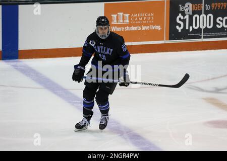 18 febbraio 2023: Bentley Falcons Forward Matt Gosiewski (13) pattina nel primo periodo contro le Tigri RIT. Il Rochester Institute of Technology Tigers ha ospitato i Bentley University Falcons in una partita di hockey maschile NCAA al gene Polisseni Center di Rochester, New York. (Jonathan Tenca/CSM) Foto Stock