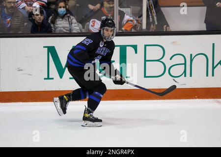 18 febbraio 2023: Il difensore di Bentley Falcons Ryan Nause (27) pattina nel primo periodo contro le Tigri RIT. Il Rochester Institute of Technology Tigers ha ospitato i Bentley University Falcons in una partita di hockey maschile NCAA al gene Polisseni Center di Rochester, New York. (Jonathan Tenca/CSM) Foto Stock