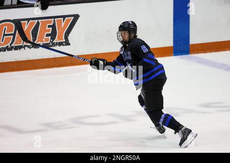 18 febbraio 2023: Il difensore di Bentley Falcons Seth Bernard-Docker (6) pattina nel primo periodo contro le Tigri RIT. Il Rochester Institute of Technology Tigers ha ospitato i Bentley University Falcons in una partita di hockey maschile NCAA al gene Polisseni Center di Rochester, New York. (Jonathan Tenca/CSM) Foto Stock