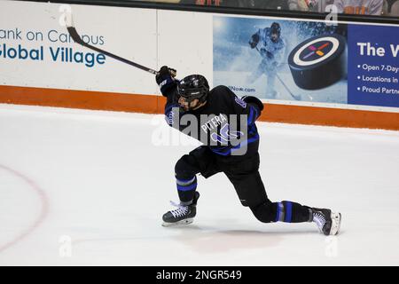 18 febbraio 2023: Bentley Falcons Forward Dylan Pitera (10) scatta un colpo nel secondo periodo contro le Tigri RIT. Il Rochester Institute of Technology Tigers ha ospitato i Bentley University Falcons in una partita di hockey maschile NCAA al gene Polisseni Center di Rochester, New York. (Jonathan Tenca/CSM) Foto Stock