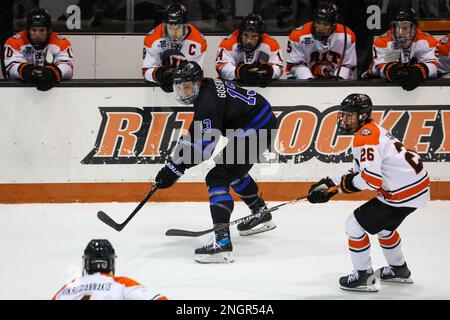 18 febbraio 2023: Bentley Falcons Forward Matt Gosiewski (13) fa un passo nel primo periodo contro le Tigri RIT. Il Rochester Institute of Technology Tigers ha ospitato i Bentley University Falcons in una partita di hockey maschile NCAA al gene Polisseni Center di Rochester, New York. (Jonathan Tenca/CSM) Foto Stock