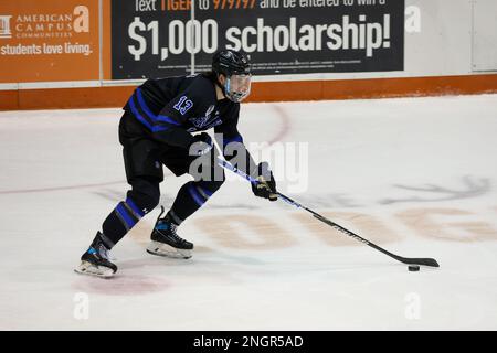 18 febbraio 2023: Bentley Falcons Forward Matt Gosiewski (13) pattina con il puck nel terzo periodo contro le Tigri RIT. Il Rochester Institute of Technology Tigers ha ospitato i Bentley University Falcons in una partita di hockey maschile NCAA al gene Polisseni Center di Rochester, New York. (Jonathan Tenca/CSM) Foto Stock