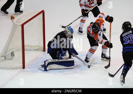 18 febbraio 2023: Connor Hasley (33), goaltender di Bentley Falcons, fa un risparmio nel terzo periodo contro i Falcons RIT. Il Rochester Institute of Technology Tigers ha ospitato i Bentley University Falcons in una partita di hockey maschile NCAA al gene Polisseni Center di Rochester, New York. (Jonathan Tenca/CSM) Foto Stock