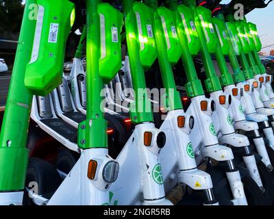 Scooters di calce accatastati su un camion Foto Stock