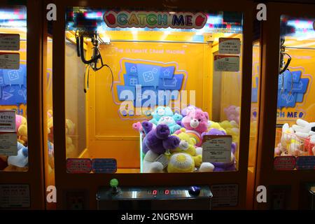 Arcade claw gioco macchine con Care Bears personaggi Foto Stock