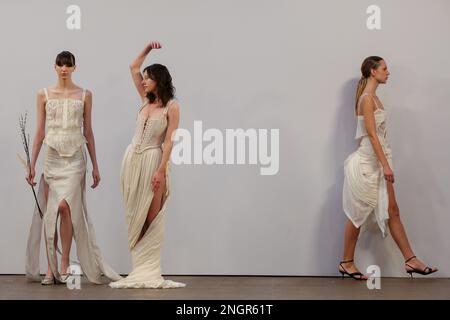 Londra, Regno Unito. 19th Feb, 2023. I modelli presentano le creazioni durante la London Fashion Week a Londra, Gran Bretagna, 18 febbraio 2023. Credit: Notizie dal vivo su Xinhua/Alamy Foto Stock