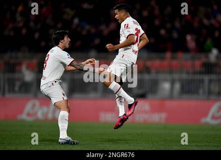 Monza, Italia. 18th Feb, 2023. La Junior Messias (R) di AC Milan celebra il suo gol durante una partita di calcio di Serie A tra AC Milan e Monza a Monza, 18 febbraio 2023. Credit: Daniele Mascolo/Xinhua/Alamy Live News Foto Stock
