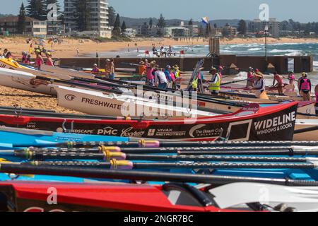 Corse di surfboat tradizionali sulla spiaggia di Collaroy a Sydney, estate 2023, NSW, Australia Foto Stock