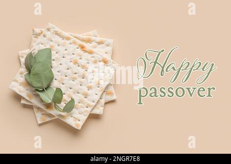 Banner per una felice festa pasquale con focaccia ebraica su sfondo beige Foto Stock