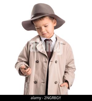 Carino piccolo detective con orologio retrò su sfondo bianco Foto Stock