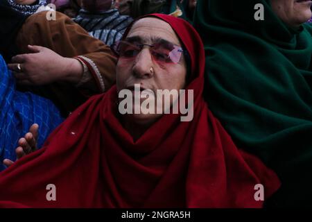 Srinagar, Kashmir. 19 febbraio 2023, Srinagar, Jammu e Kashmir, India: Una donna musulmana di Kashmiri prega mentre il capo sacerdote, invisto, mostra la reliquia Santa creduta essere il capello dalla barba del Profeta Mohammad, durante le preghiere speciali sul festival islamico di Shab-e-Miraj a Hazratbal Shrine a Srinagar. (Credit Image: © Adel Abbas/ZUMA Press Wire) SOLO PER USO EDITORIALE! Non per USO commerciale! Credit: ZUMA Press, Inc./Alamy Live News Foto Stock