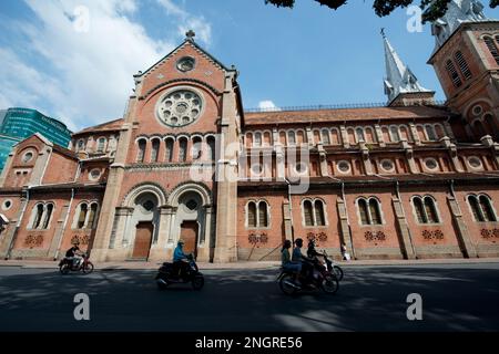 Moto su strada di fronte al transetto laterale della Basilica Cattedrale di Notre-Dame di Saigon, ho Chi Minh City (HCMC), Vietnam Foto Stock