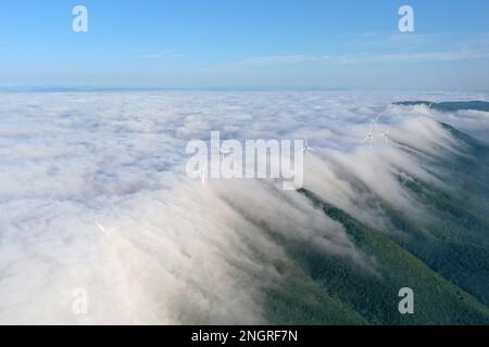 Pechino, Cina. 29th maggio, 2022. Questa foto aerea scattata il 29 maggio 2022 mostra le turbine eoliche in mezzo al mare di nuvole a Jingmen, la provincia di Hubei nella Cina centrale. Credit: Notizie dal vivo di Peng Qi/Xinhua/Alamy Foto Stock