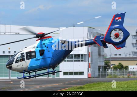 Tokyo, Giappone - 11 agosto 2021: Elicottero leggero Chunichi Shimbun Eurocopter EC135P2 (JA03CP). Foto Stock