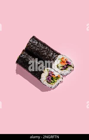 Un rotolo di riso con verdure in alghe Foto Stock