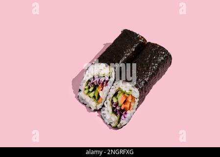 Un rotolo di riso con verdure in alghe Foto Stock