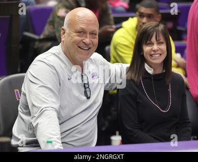 Baton Rouge, Stati Uniti. 16th Feb, 2023. Baseball Hall of Famer Cal Ripken Jr. Posa con sua moglie Laura durante una partita di pallacanestro femminile al Pete Maravich Assembly Center di Baton Rouge, Louisiana, giovedì 16 febbraio 2022. (Foto di Peter G. Forest/Sipa USA) Credit: Sipa USA/Alamy Live News Foto Stock