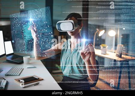 Donna, codifica e notte con doppia esposizione vr, grafica ologramma o progettazione web per la cybersicurezza. Sviluppatore, occhiali per realtà aumentata o. Foto Stock