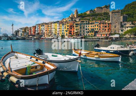 Fantastico villaggio mediterraneo con colorati edifici sul mare e barche da pesca in legno ormeggiate nel porticciolo, Porto Venere, cinque Terre, Ligur Foto Stock