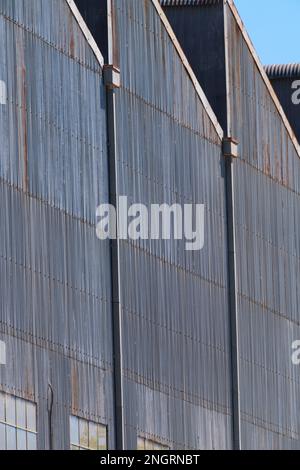 Parete e tetto in ferro corrugato in metallo con cielo blu a Castlemaine Australia. Foto Stock