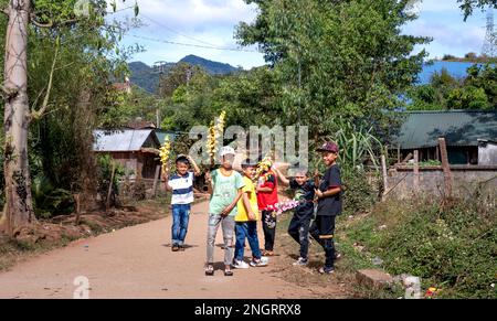 I bambini delle minoranze etniche si riuniscono per divertirsi il Capodanno lunare nel distretto di Tumorong, nella provincia di Kon Tum, in Vietnam Foto Stock