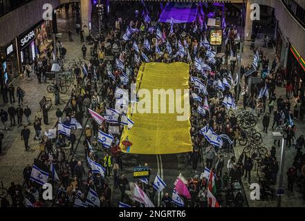 Tel Aviv, Israele. 18th Feb, 2023. I manifestanti marciano con la copia della dichiarazione d'indipendenza di Israele e le bandiere durante la manifestazione. A Tel Aviv la gente ha protestato contro il governo di destra del primo ministro Benjamin Netanyahu e contro la sua controversa riforma giuridica. La riforma giuridica proposta consentirebbe al parlamento di escludere la decisione della Corte Suprema con un voto a maggioranza tra i legislatori a 120 posti. Tuttavia, nominano giudici, che rafforzano la loro influenza politica sul sistema. Credit: SOPA Images Limited/Alamy Live News Foto Stock