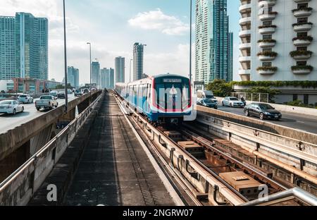 BTS Skytrain lasciando il Ponte Taksin e avvicinandosi alla stazione di Saphan Taksin a Bangkok, Thailandia. Foto Stock