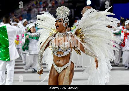 Rio de Janeiro, Brasile. 19th Feb, 2023. RJ - Rio de Janeiro - 02/18/2023 - CARNEVALE RIO 2023, SERIE D'ORO SCUOLA SAMBA PARADE - Laynara Telles Regina dei tamburi della Scuola Imperio da Tijuca Samba durante una presentazione alla sfilata della serie d'oro di Rio de Janeiro al Marques Sambadrome di Sapuhai questo Sabato (18). Foto: Thiago Ribeiro/AGIF/Sipa USA Credit: Sipa USA/Alamy Live News Foto Stock