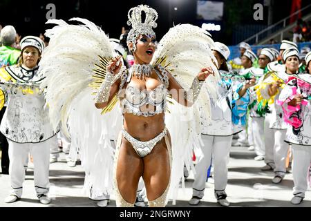 Rio de Janeiro, Brasile. 19th Feb, 2023. RJ - Rio de Janeiro - 02/18/2023 - CARNEVALE RIO 2023, SERIE D'ORO SCUOLA SAMBA PARADE - Laynara Telles Regina dei tamburi della Scuola Imperio da Tijuca Samba durante una presentazione alla sfilata della serie d'oro di Rio de Janeiro al Marques Sambadrome di Sapuhai questo Sabato (18). Foto: Thiago Ribeiro/AGIF/Sipa USA Credit: Sipa USA/Alamy Live News Foto Stock