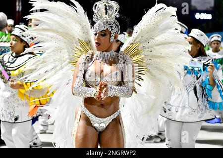 Rio de Janeiro, Brasile. 19th Feb, 2023. RJ - Rio de Janeiro - 02/18/2023 - CARNEVALE RIO 2023, SERIE D'ORO SCUOLA SAMBA PARADE - Laynara Telles Regina dei tamburi della Scuola Imperio da Tijuca Samba durante una presentazione alla sfilata della serie d'oro di Rio de Janeiro al Marques Sambadrome di Sapuhai questo Sabato (18). Foto: Thiago Ribeiro/AGIF/Sipa USA Credit: Sipa USA/Alamy Live News Foto Stock