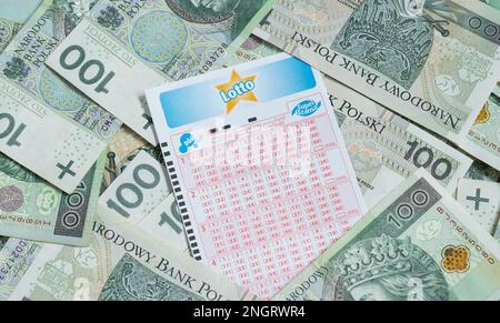 Biglietto lotteria lotto e denaro polacco złoty, banconote PLN zloty. Coupon in bianco del gioco Lotto, del totalizator Sportowy. Foto Stock