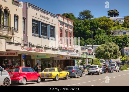 5 dicembre 2022: Napier, Hawkes Bay, Nuova Zelanda - edifici Art Deco in Hastings Street, Napier, con negozi a livello della strada. Auto parcheggiate all'esterno del negozio Foto Stock