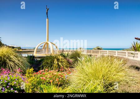 5 dicembre 2022: Napier, Hawkes Bay, Nuova Zelanda - Pania della barriera corallina, scultura su Marine Parade, situato in un bellissimo giardino. Glorioso tempo estivo. Foto Stock