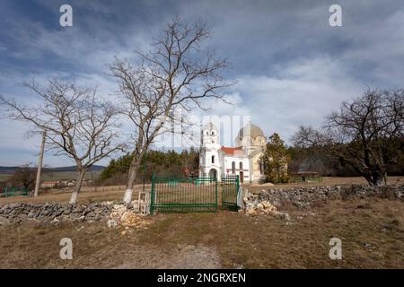 Chiesa della Santissima Trinità nel villaggio di Gaber, regione di Sofia, Bulgaria. Foto Stock