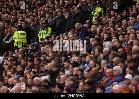 Birmingham, Regno Unito. 18th Feb, 2023. Gli ufficiali di polizia si trovano tra i sostenitori dell'Arsenal (in alto a sinistra) e i sostenitori dell'Aston Villa alla partita dell'Aston Villa contro Arsenal EPL, a Villa Park, Birmingham, Regno Unito, il 18 febbraio 2023. Credit: Paul Marriott/Alamy Live News Foto Stock