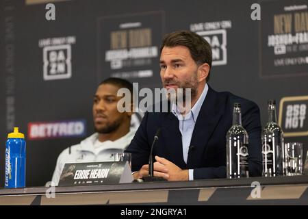 Boxer Anthony Joshua con il promotore Eddie Hearn (a sinistra) ad un Press Conf a West London, prima della sua lotta contro Jermaine Franklin. Foto Stock